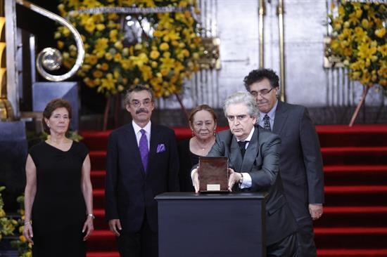 Entre aplausos fue recibida familia de García Márquez en el palacio de Bellas Artes (Fotos)