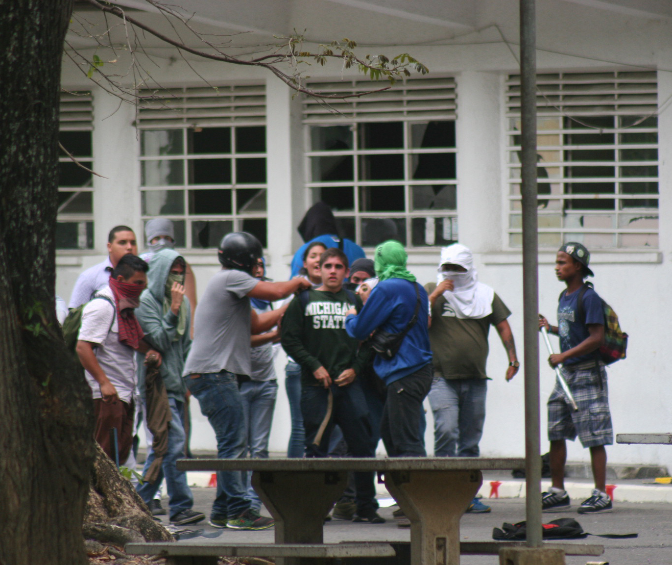 Estudiante agredido en la UCV se salva por poco de ser desnudado (Fotos)