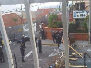Policía de Mérida reprime con disparos y ballenas a estudiantes (Fotos)