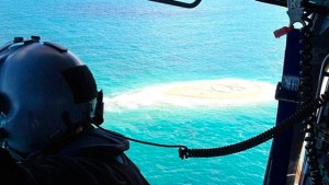 Un “SOS” gigante los salva de quedarse varados en una isla (Fotos + Video)