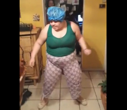Mujer que baila mientras limpia causa furor en las redes sociales (Video)
