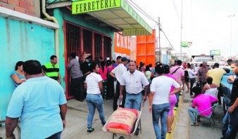 Clientes madrugan para comprar cemento