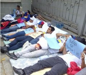 Jóvenes comenzaron huelga de hambre en la Nunciatura Apostólica (Foto)