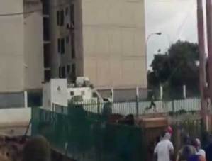 El momento en que una tanqueta de la GNB arrolla a joven en Barquisimeto (Video)