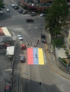 Vecinos de Santa Mónica pintaron la bandera: Venezuela resiste (Foto)