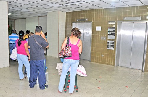 Al menos 11 heridos al caer ascensor del Hospital Victorino Santaella