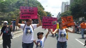 Niña pidió la liberación de su madre frente al Pnud (Foto)