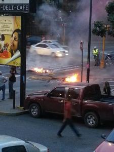 Barricadas con fuego restringen el paso en la avenida Luis Roche de Altamira (Fotos)