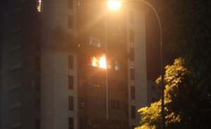 Represión en Terrazas del Ávila deja estudiante herido y apartamento incendiado (Fotos)