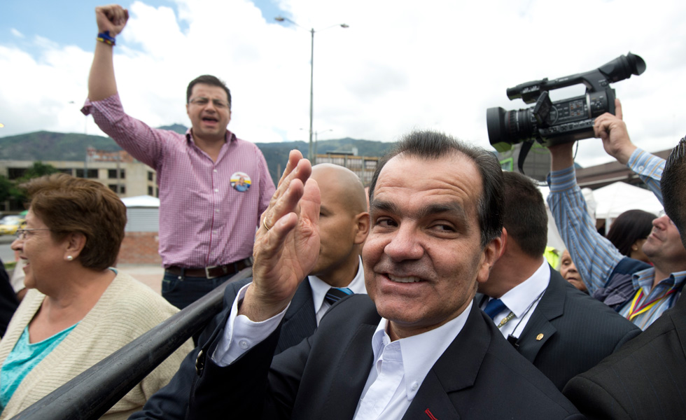 Opositor Zuluaga y Juan Manuel Santos disputarán presidencia de Colombia en segunda vuelta