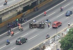 Camioneta volcada en la Francisco Fajarado #15M (Foto)