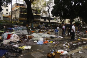 FOTOS: Desalojado y destrozado quedó el campamento de la plaza Bolívar de Chacao