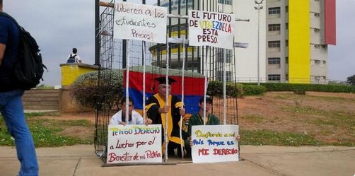 Encarcelados y con togas protestan en el rectorado del LUZ (Foto)