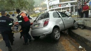 Carro chocó contra un muro en la Panamericana (Foto)