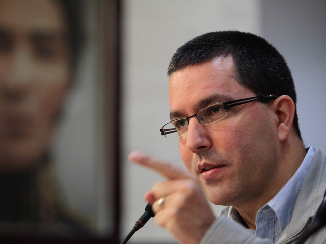 Arreaza insiste en que la “revolución” está intacta aunque exige lealtad a Maduro
