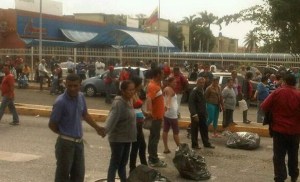 Con barricadas protestan frente a Mercal en Barquisimeto (Fotos)