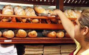 Denuncian reventa de panes en Maracaibo
