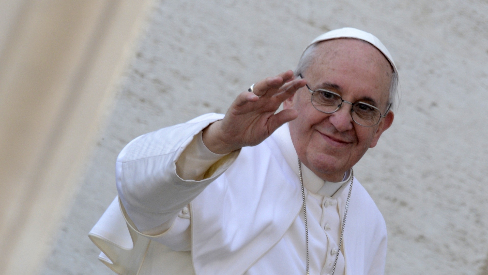 Papa Francisco dice estar dispuesto a bautizar a los extraterrestres