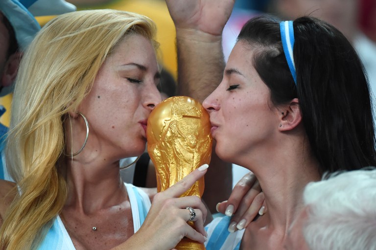 Argentinos felices en el estadio por el gol de su equipo (Fotos)
