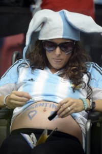En silla de ruedas y embarazada esta hincha argentina no se perdió el juego (Fotos)