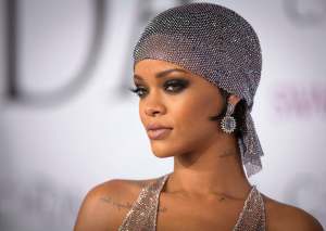 Rihanna conmovida anuncia ayuda de su fundación a víctimas de huracán Dorian en Bahamas