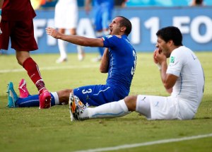 Patrocinantes de Suárez esperan posible sanción de la Fifa
