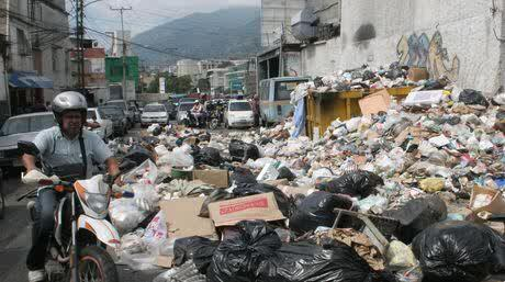 Catia llena de basura y el pueblo culpa al Alcalde del municipio Libertador