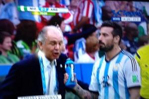 Jugador de Argentina le echa agua al técnico mientras le daban indicaciones (Video)