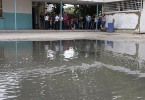 Cloacas mantienen inundado el patio de una escuela