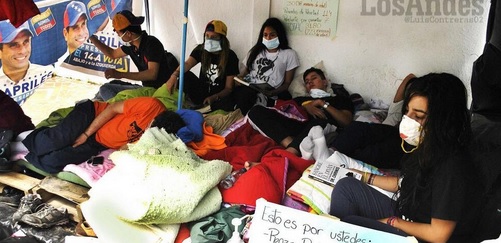 Son siete los estudiantes en huelga de hambre frente al Consulado Colombiano