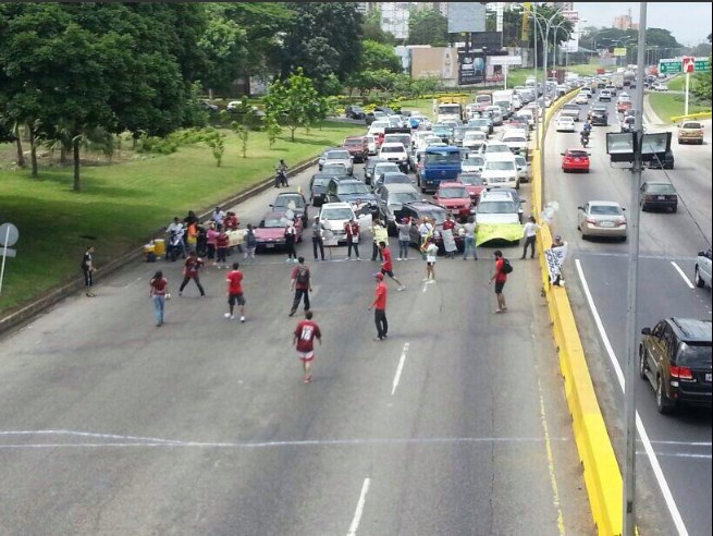Protesta creativa: Trancan la autopista y se ponen a jugar fútbol #12J (Fotos)