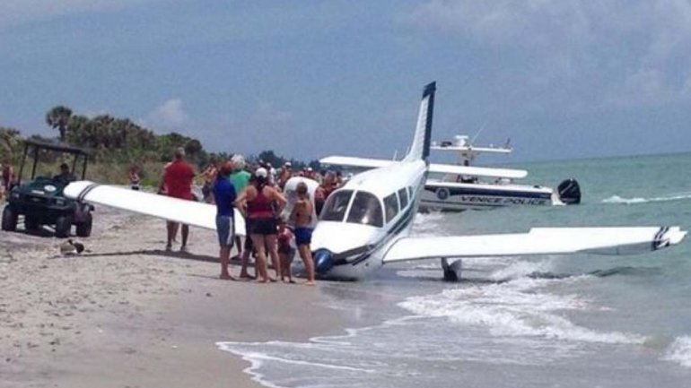 Una avioneta aterrizó en una playa de Florida y aplastó a un bañista