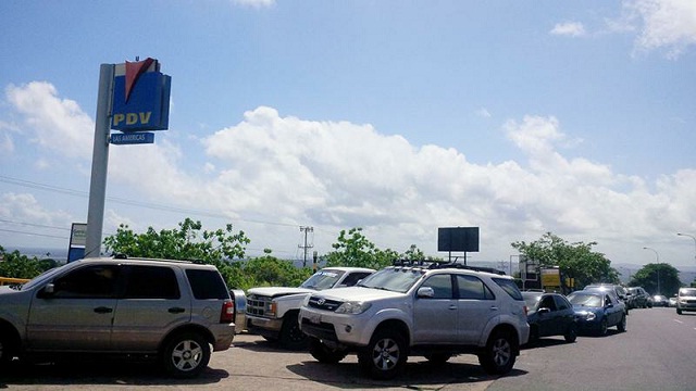 Largas colas en Puerto Ordaz para comprar gasolina (fotos)