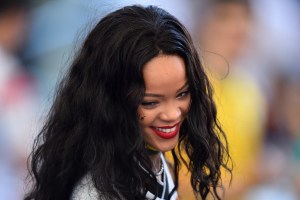 La nueva moda de Rihanna… salir a pasear en bóxers