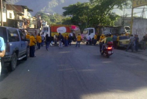 Trabajadores de Sabenpe trancan la vía de Mariches