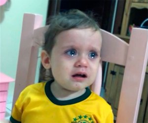 Niña llora desconsolada por la lesión de Neymar (Video)