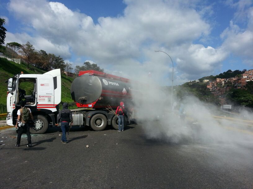 Manifestantes trancaron acceso a Terrazas del Avila con gandola de Pdvsa (Fotos + Video)