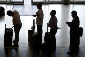 Oposición rechaza decisión del Gobierno de reducir drásticamente el cupo viajero