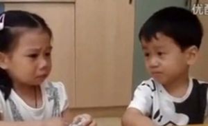 Niño consuela a su amiguita el primer día de colegio (Video)