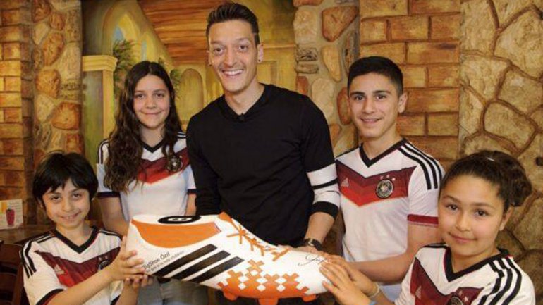 Özil donará 23 cirugías a niños de bajos recursos de Brasil