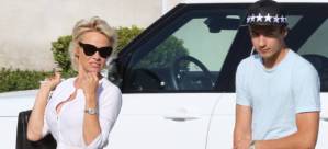 Pamela Anderson cumple 47 años con un look muy elegante