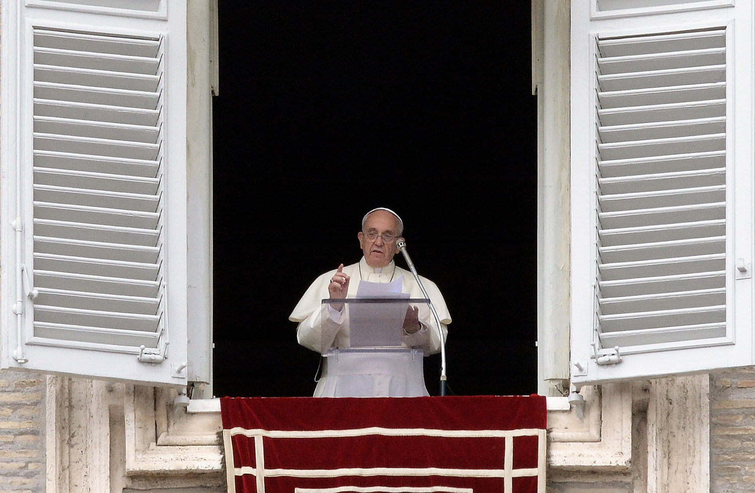 Papa Francisco pide que paren las hostilidades en el Oriente Medio