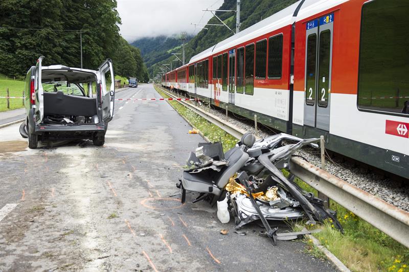 Un tren se descarrila en Suiza debido a un deslizamiento de tierra (Fotos)