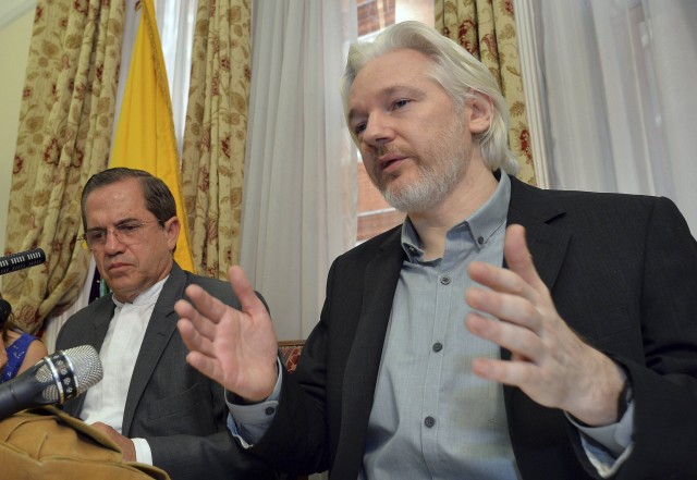 Assange dice que saldrá de la embajada de Ecuador en Londres