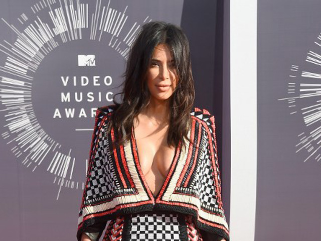 El pronunciado escote de Kim Kardashian en la alfombra de los #VMAs2014