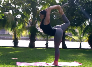 ¿No te gusta el yoga?…Esta sensual instructora hará que cambies de opinión