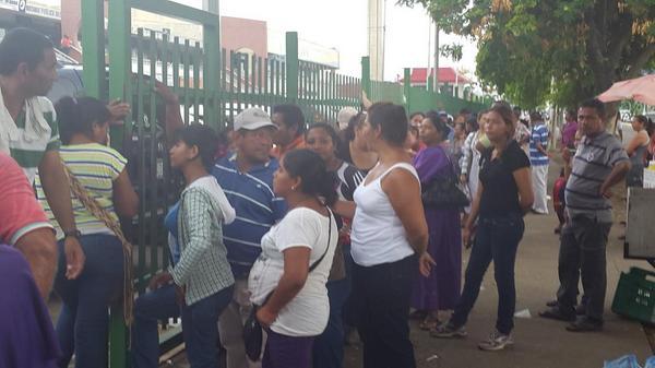 Así están las colas en Maracaibo para comprar leche (Foto)