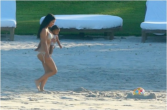 Kim Kardashian y su hija en una playa de México (Fotos)