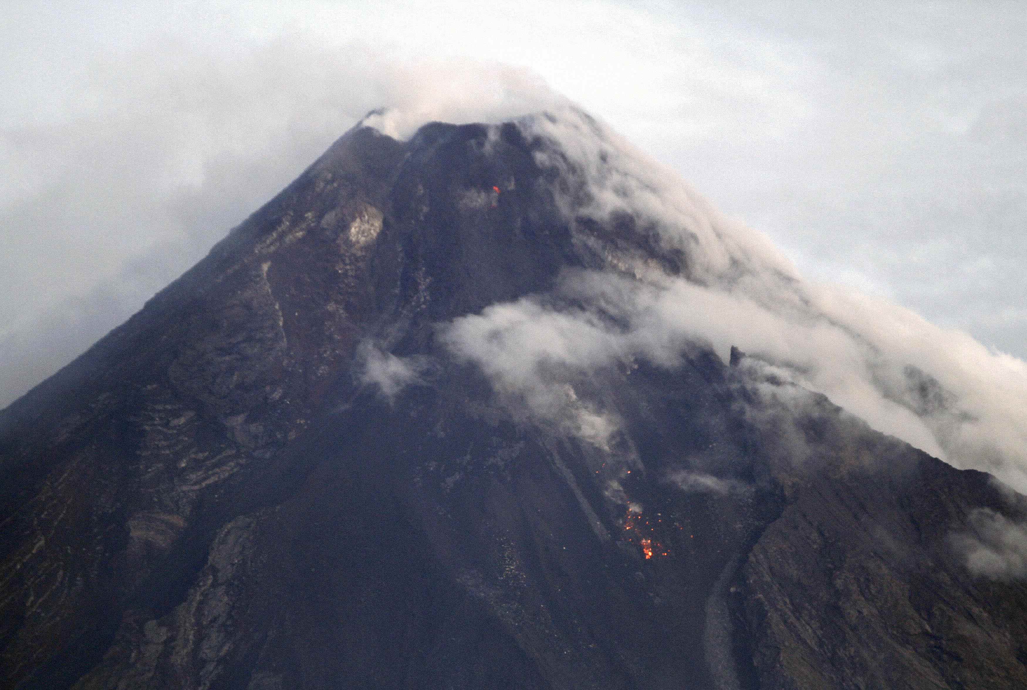 El volcán Mayón empieza a escupir lava