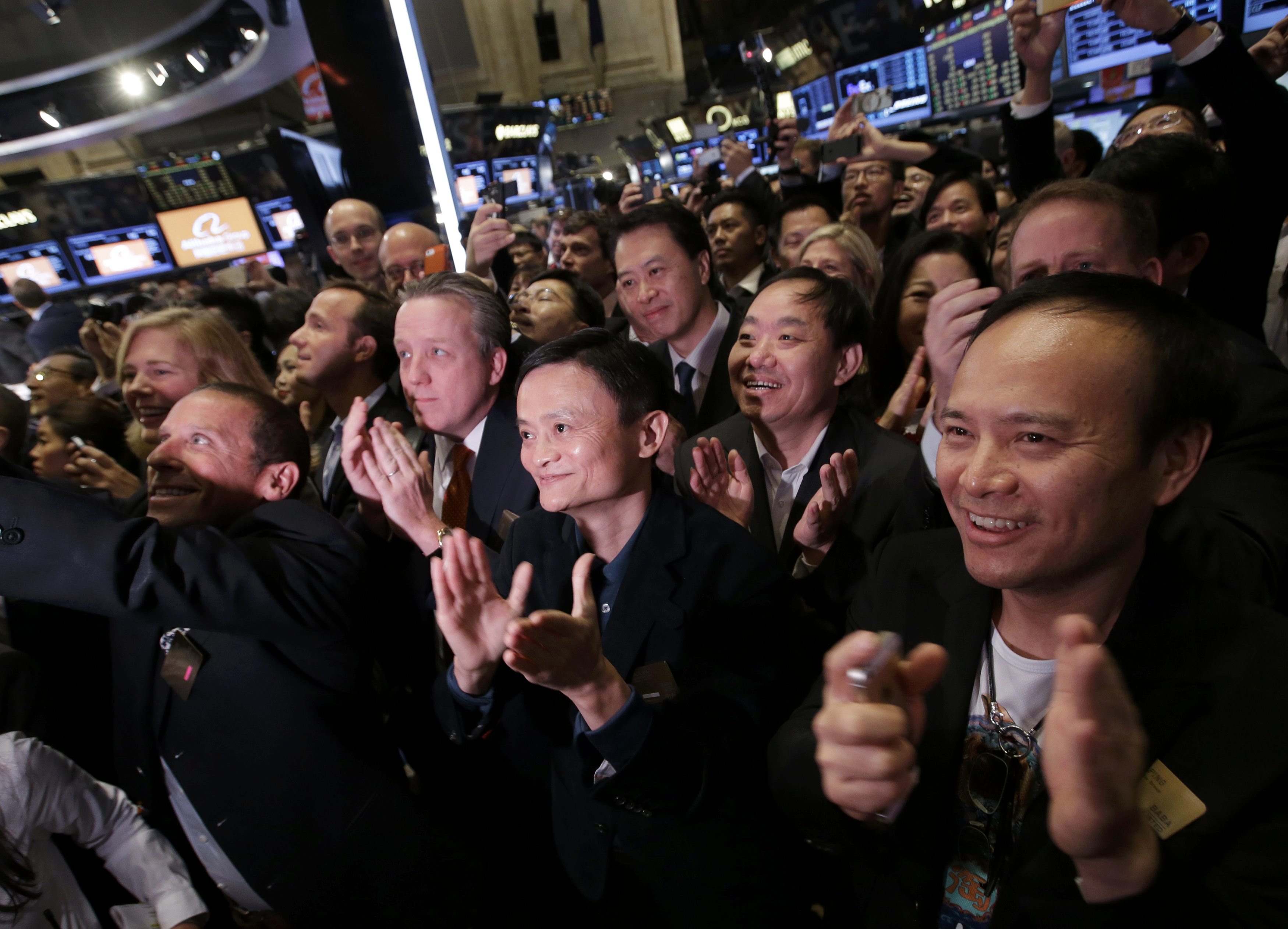 Acción de Alibaba sube más de 41% en su debut histórico en Wall Street